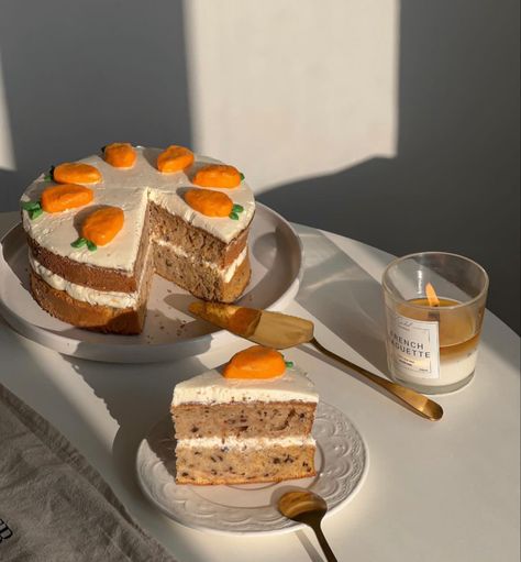 Carrot cake, cake, food aesthetic, food for food for recipe. Fall aesthetic, aesthetic handle. Carrot Cake Wallpaper, Aesthetic Carrot Cake, Carrot Cake Aesthetic, Blake Aesthetic, Comidas Aesthetic, Cakes Aesthetic, Cake Wallpaper, Winter Baking, Aesthetic Foods