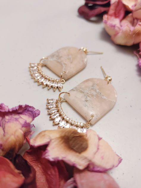 One pair of pink marble polymer clay earrings with a brass and zircon curved charm Polymer Pendant, Marble Polymer Clay, Bling Makeup, Flower Resin Jewelry, Polymer Clay Flower Jewelry, Earring Inspiration, Handmade Jewlery, Aesthetic Jewelry, Polymer Clay Jewelry Tutorials