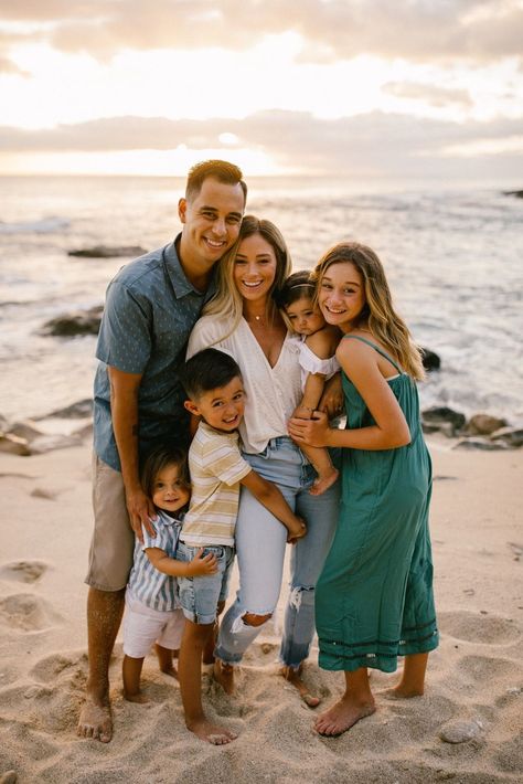 Family Photo Outfits Hawaii Beach, Casual Beach Family Photos Outfits, Family Of 6 Beach Photos, Family Photos Near Water, Spring Beach Family Photos, Casual Family Beach Pictures, Summer Beach Pictures Family, Family Sunset Photoshoot Beach, Family Of 5 Beach Photos