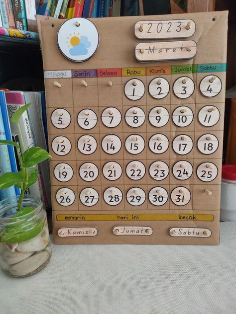 Reggio Emilia Calendar, Reggio Calendar, Montessori Calendar, Preschool Calendar, Reggio Inspired Classrooms, Preschool Decor, Kindergarten Classroom Decor, Montessori Diy, Early Years Foundation Stage