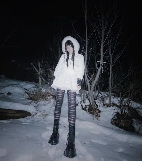 Snow Photoshoot, Winter Princess, Winter Photoshoot, Snow Outfit, Photoshoot Concept, Winter Girls, Winter Fits, Alternative Outfits, Baby Winter