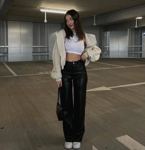 Leather Pants Outfit, Black Leather Pants, Looks Street Style, Parking Garage, Women's Casual Style, Photo Outfit, Looks Chic, Harajuku Fashion, Fashion Poses