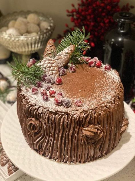 Christmas Tree Stump Cake, Layer Cake Au Chocolat, Bite Size Pies, Cottagecore Baking, Stump Cake, Tree Stump Cake, Christmas Themed Cake, Xmas Desserts, Comfort Desserts