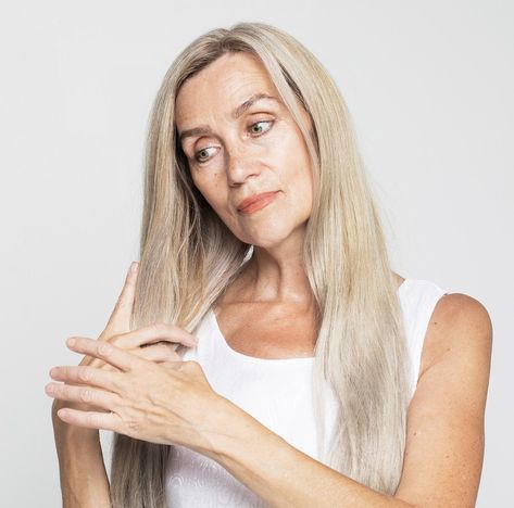 How to Get Rid Of Yellow Tones from Gray Hair Naturally At Home? How To Remove Yellow From Gray Hair, Healthy Gray Hair, Grey Hair Turning Yellow, Pecan Pies, Purple Shampoo And Conditioner, Hair Toner, Natural Gray Hair, Clarifying Shampoo, Professional Stylist