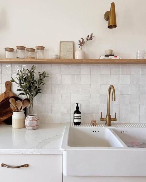 Condo Kitchen, Kitchen Backsplash Designs, Style Deco, Kitchen Dinning, Kitchen Inspiration Design, Modern Farmhouse Kitchens, Kitchen Diner, Kitchen Tiles, Kitchen Style