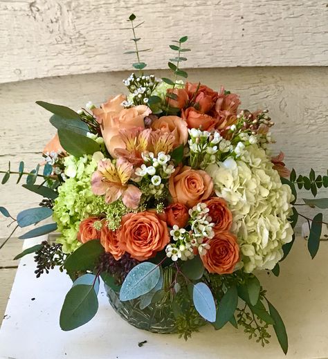 Fall Floral Basket Arrangements, Natural Flower Centerpieces, Rust Color Floral Arrangement, Orange And Brown Flower Arrangements, Fall Flower Arrangements Cornucopia, Thanksgiving Flower Arrangements, Purple Orange Floral Arrangement, Thanksgiving Floral Arrangements, Color Durazno