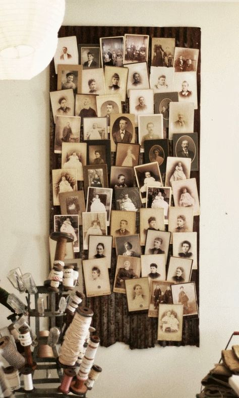 Vintage Picture Display Ideas, Antique Photo Display Ideas, Displaying Old Photos, Vintage Photo Display Ideas, Unique Ways To Display Photos, Diy Photo Display Ideas, Display Vintage Photos, Displaying Vintage Photos, Displaying Photos