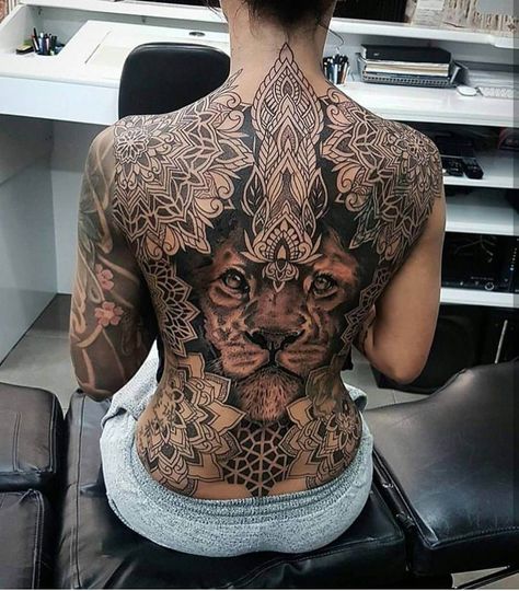 150 Back Tattoo Ideas for Men and Women - The Body is a Canvas #backtattoos #tatooideas Tattoo Crane, Tato 3d, Backpiece Tattoo, Tato Minimal, Back Piece Tattoo, Kunst Tattoos, Full Back Tattoos, Pieces Tattoo, Spine Tattoos For Women