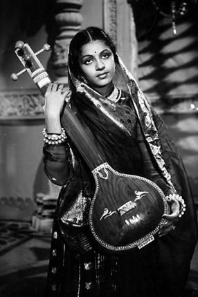 Tanpura Aesthetic, Lalita Sakhi, Ms Subbulakshmi, Japanese Mythical Creatures, Hindu Women, Bollywood Vintage, Carnatic Music, Model Castle, Indian Musical Instruments