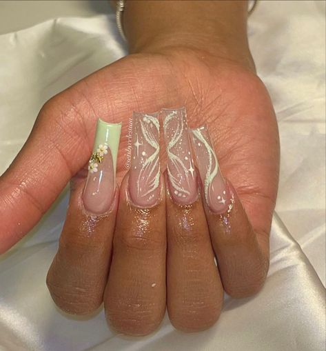 Enchanted Nails Acrylic, Tinkerbell Acrylic Nails, Green Tinkerbell Nails, Tinkerbell Themed Nails, Mint Prom Nails, Prince And The Frog Wedding, Clase Azul Tequila Nails, Tiana Nails Acrylic, Mint Green Prom Nails