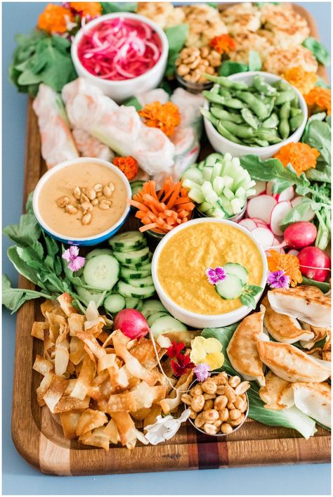 Asian Grazing Platter, Thai Food Charcuterie Board, Asian Style Charcuterie Board, Asian Cheese Board, Christmas Asian Food, Asian Board Ideas, Asian Snack Board, Dumpling Charcuterie Board, Asian Grazing Board