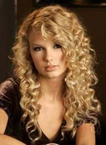 taylor swift perm | Taylor Swift 3a Curly Hair, Curly Hair Pictures, Curly Perm, Medium Length Hair With Bangs, Spiral Perm, Natural Curly Hair Cuts, Hair With Bangs, Super Hair, Haircuts For Curly Hair