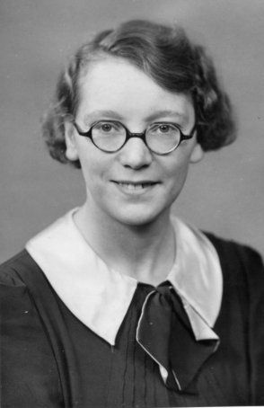 . Vintage Spectacles, People With Glasses, Karen Blixen, Glasses Inspiration, Vintage Bra, School Portraits, Nerdy Girl, Vintage Eyeglasses, Wearing Glasses