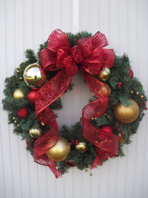 Door Ornament, Christmas Ornament Wreath, Xmas Wreaths, Christmas Wreaths Diy, Noel Christmas, Wreath Ideas, Christmas Door, Christmas Centerpieces, Gold Christmas