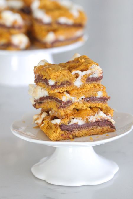 Pumpkin Smores Bars, Pumpkin Smores, Pecan Pie Bites, Fun Thanksgiving Desserts, Smores Cake, Pie Bites, Thanksgiving Food Desserts, Favorite Dessert Recipes, Cake Bars