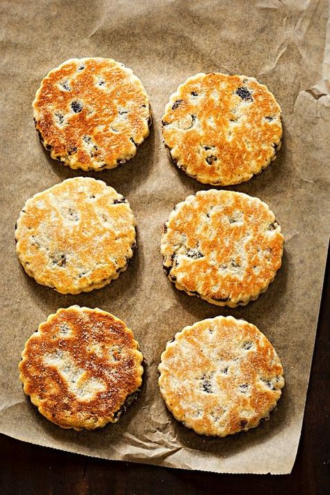 Welsh Cakes Recipe, Welsh Cakes, Breakfast Scones, Great British Food, Cake Preparation, Victoria Sponge Cake, Food Signs, Mary Berry, Artisan Food