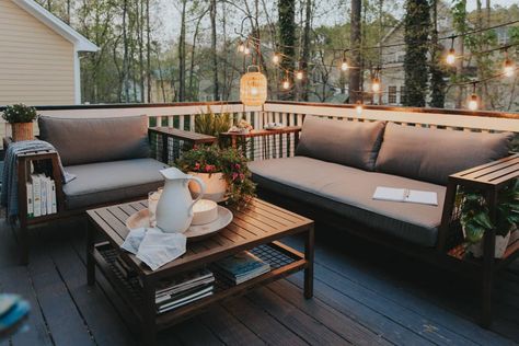 Small Deck Patio Furniture, Small Deck Layout Ideas, Small Deck Seating Ideas, 10x10 Patio Furniture Layout, Small Deck Decor, Small Outdoor Deck Ideas, Small Deck Layout, Deck Furniture Layout Ideas, Modern Balcony Garden