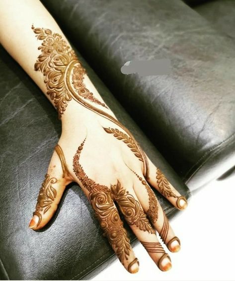 Gulf Henna Designs, Kylie Jenna, Mendhi Ideas, Designer Mehandi, Cool Henna Designs, Beige Lipstick, Short Mehndi Design, Arabic Designs, Latest Arabic Mehndi Designs