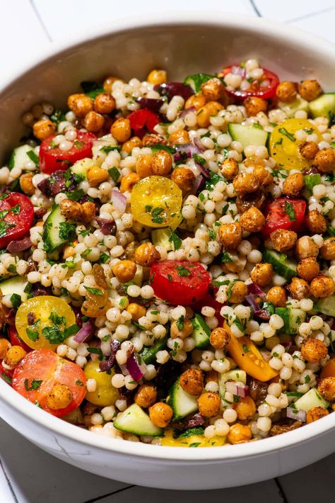 This vegan pearl couscous salad is simple to make, light, and packed with summer flavors. Perfect for cookouts and picnics - and easy lunches, too. thenewbaguette.com Cuscus Salad, Couscous Salad With Chickpeas, Pearl Couscous Recipes, Pearl Couscous Salad, Easy Lunch Box Recipes, Salad With Chickpeas, Couscous Salad Recipes, Pearl Couscous, Summer Flavors