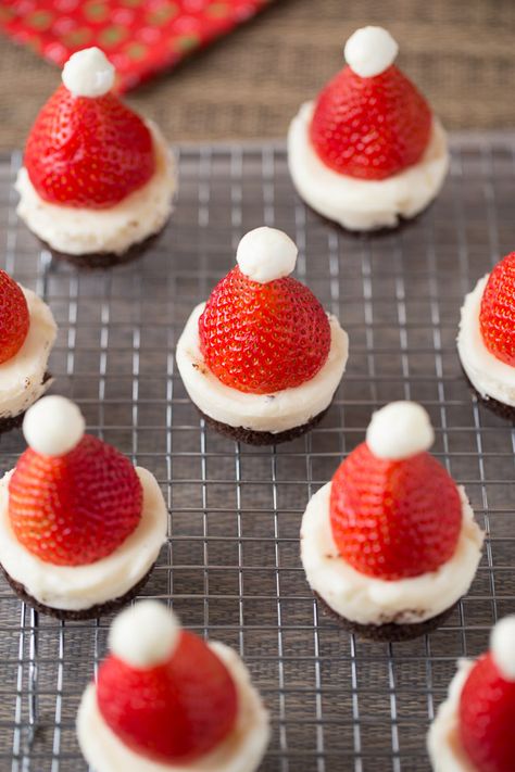 Mini No-Bake Santa Cheesecakes - Easy Christmas Recipes #xmas #holidayrecipes Santa Cheesecake, Christmas Desserts For Kids, No Bake Christmas Desserts, Mini Christmas Desserts, Cheesecake Ideas, Cute Christmas Desserts, No Bake Christmas, Healthy Christmas Snacks, Christmas Desserts Kids