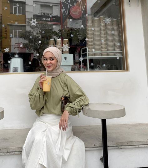 Earth Tone Outfits Casual Hijab, Earth Tone Outfits Casual, Green Hijab Outfit, Umroh Outfit, Casual Outfits Hijab, Army Green Outfit, Green Shirt Outfits, Green Top Outfit, Mix And Match Outfits Hijab