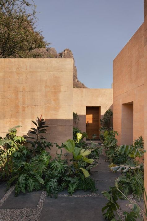 RA! , Mariana Achach · LL HOUSE · Divisare Santiago Sierra, Mexican House, Japanese Interiors, Italian Interior, American Interior, Internal Courtyard, American Houses, Building Plan, French Interior