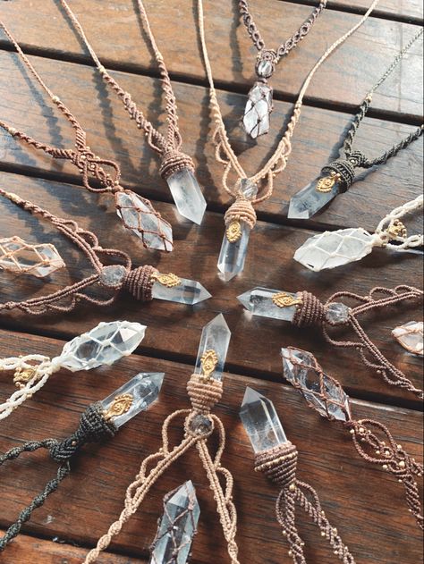 Crystal Wrapping Diy Macrame, Crystal Macrame, Macrame Colar, Macrame Bracelet Patterns, Bracelets Handmade Diy, Witch Jewelry, Witchy Jewelry, Magical Jewelry, Macrame Patterns Tutorials