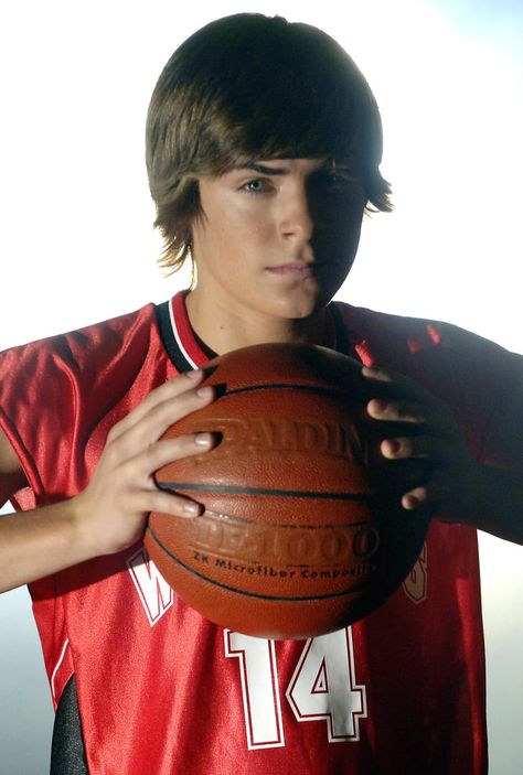 Zac Efron 2016, High School Musical Quiz, Musical Quiz, Troy Bolton, Midlife Crisis, Lizzie Mcguire, Beastie Boys, Zac Efron, Samar