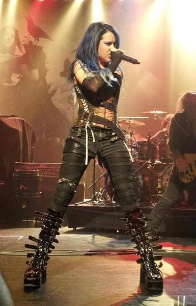 No shame in saying I have a completely straight crush on Alissa White Gluz / The Agonist Alissa White Gluz, Metal Singer, Chica Heavy Metal, Metal Outfit, Ladies Of Metal, Alissa White, Metal Chicks, Heavy Metal Girl, Heavy Metal Fashion