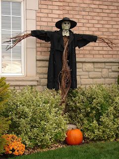 Simple Outdoor Halloween Decor, Scarecrow Decorations, Scary Scarecrow, Cheap Diy Halloween Decorations, Halloween City, Halloween Diy Outdoor, Halloween Outside, Halloween Decor Ideas, Casa Halloween