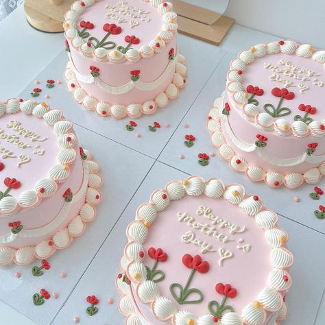 Cake Designs Mother’s Day, Cute Mother’s Day Cake, Mother’s Day Cake Decor Ideas, Cake Decorating Mothers Day, Women Day Cake Ideas, Happy Mother’s Day Cake Designs, Happy Mothers Day Bento Cake, Mother’s Day Mini Cake, Best Mom Cake Design