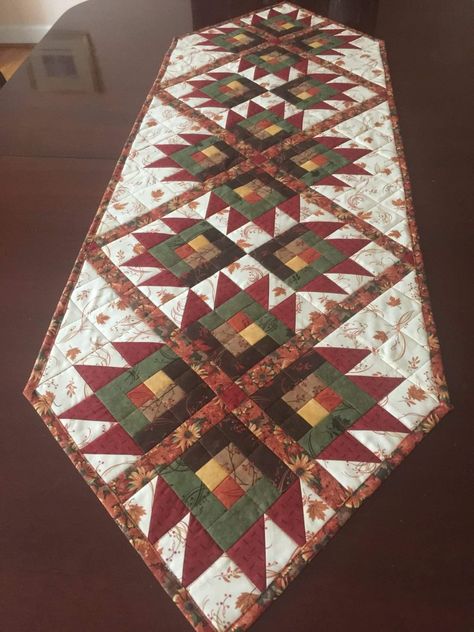 It's called Sunday drive (by antler quilts).  Made by Colleen Roberts Knee Workout, Hunters Star Quilt, Christmas Table Runner Pattern, Quilted Table Runners Christmas, Table Topper Patterns, Patchwork Table Runner, Runner Pattern, Christmas Patchwork, Country Table