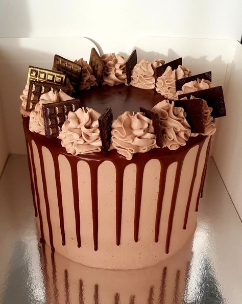 Chocolate Lovers Cake, Buttercream Cake Designs, Candy Birthday Cakes, Chocolate Cake Designs, Chocolate Recipes Homemade, Buttercream Cake Decorating, Cupcake Cake Designs, Elegant Birthday Cakes, Cake Chocolat