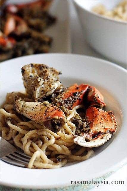 Roasted Crab, Crab Recipes Easy, Garlic Crab, Maggi Seasoning, Garlic Noodle, Garlic Noodles Recipe, Seafood Diet, Thanh Long, Garlic Noodles