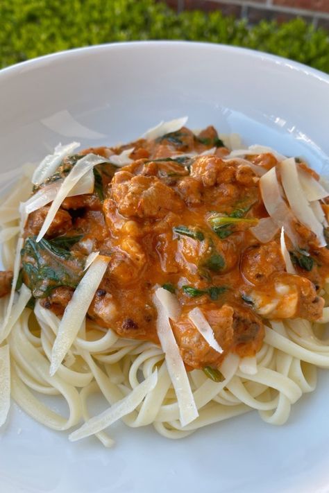 Quick Linguine with Turkey Ragu for Two | "This lovely meal for two is done in about 30 minutes. It tastes decadent but is pretty healthy!"  #pasta #pastarecipes #pastainspiration #pastadinner #pastaideas #pastadinner #pastaideas Turkey Linguine, Turkey Ragu, Salad Pasta Recipes, Easy Dinner For 2, Ground Turkey Pasta, Turkey Pasta, Meal For Two, Healthy Pasta, Chicken Dinners