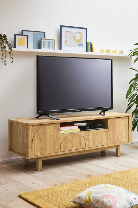 Long Tv Unit, Wall Tv Stand, Under Tv, Cosy Living Room, Tv Units, Wood Tv, Flat Ideas, Tv Wall Unit, Boys Bedding