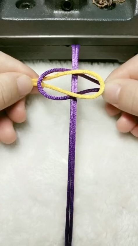 Simpul Makrame, Diy Braided Bracelet, Diy Bracelets With String, Projek Menjahit, Ankle Bracelets Diy, Diy Friendship Bracelets Tutorial, Braided Bracelet Diy, Diy Leather Bracelet, Diy Bracelets Tutorials