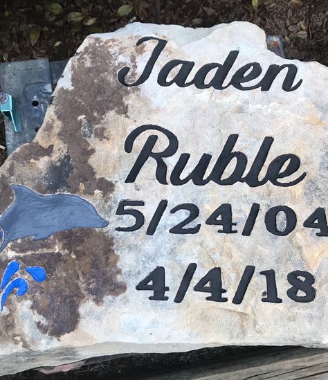 Engraving Rocks Diy, Engraving Rocks With Dremel, Rock Carving Dremel, Pet Grave Marker Diy, Memorial Stones Diy, Diy Headstone, Pet Memorial Diy, Rock Engraving, Etching Diy