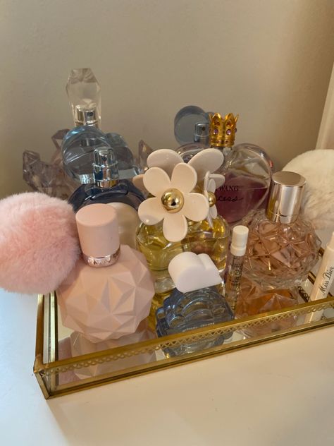 Perfume Stand Aesthetic, Perfume Tray Aesthetic, How To Organize Perfumes On Dresser, Perfume Trays, Profumo Victoria Secret, Koleksi Parfum, Perfume Stand, Perfume Organizer, Ariana Grande Perfume