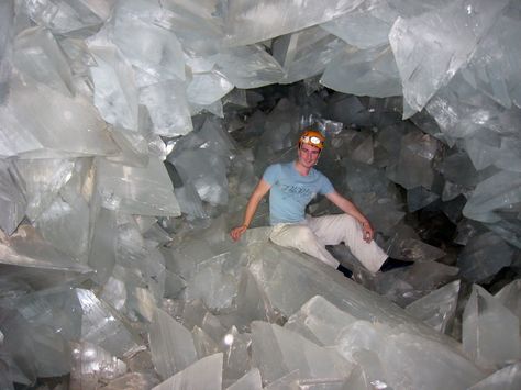 A gigantic cave of crystals has been discovered in an old silver mine in Spain.   It occupies a space of 10.7 m³ (8 m long by 1.8 m wi... Giant Geode, Giant Crystal, Gypsum Crystal, Geology Rocks, Crystal Cave, Pretty Rocks, Cool Rocks, Crystal Geode, Beautiful Rocks