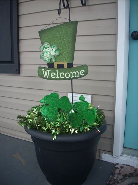 Green Glitter Clovers and shamrocks decorations. Sant Patrick, St Patricks Decorations, Fete Saint Patrick, St Patricks Crafts, Easter Door Decor, St. Patrick’s Day, St Patrick's Day Decorations, St Patrick's Day Crafts, St Paddys Day