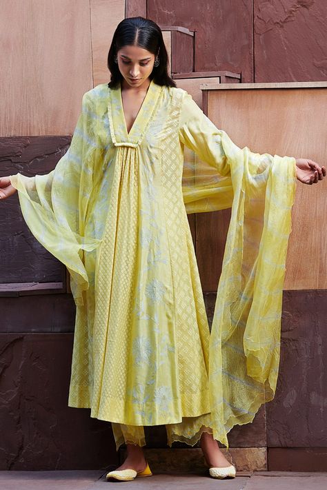 Indowestern Kurti, Amrita Thakur, Yellow Kurta, Kurta Set For Women, Designer Kurti Patterns, Simple Kurti Designs, Salwar Designs, Long Kurti Designs, Beautiful Pakistani Dresses