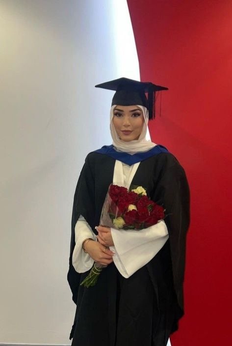 Hijabi Graduation Outfits, Hijabi Graduation, Senior Year Pictures, Graduation Look, Graduation Photography Poses, Grad Ideas, Graduation Poses, Grad Caps, Graduation Photography