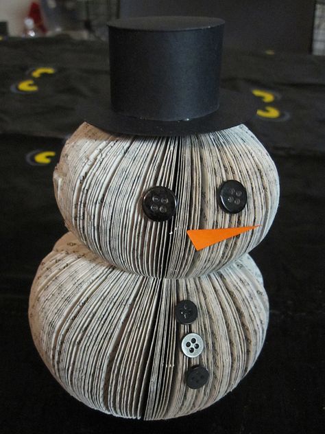 book snowman Snowman Book Craft, Book Snowman Diy, Book Page Snowman, Paperback Book Crafts, Book Vases, Book Snowman, Upcycled Books Crafts, Book Pumpkin, Book Folding Patterns Free