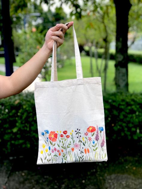 Cafeteria Aesthetic, Creative Tote Bag, Handpainted Tote, Diy Tote Bag Design, Painted Canvas Bags, Handpainted Tote Bags, Bag Painting, Tods Bag, Bag Illustration