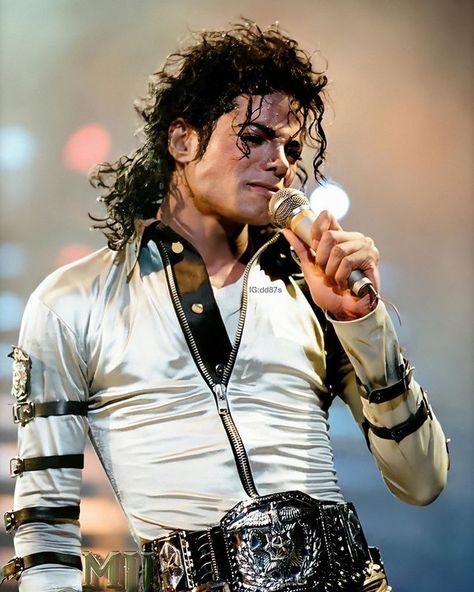 Michael Jackson Bad Tour, Michael Jackson 1988, Mj Bad, Michael Jackson Hot, Michael Jackson Bad Era, Michael Jackson Wallpaper, Jackson Bad, Photos Of Michael Jackson, Michael Jackson Smile