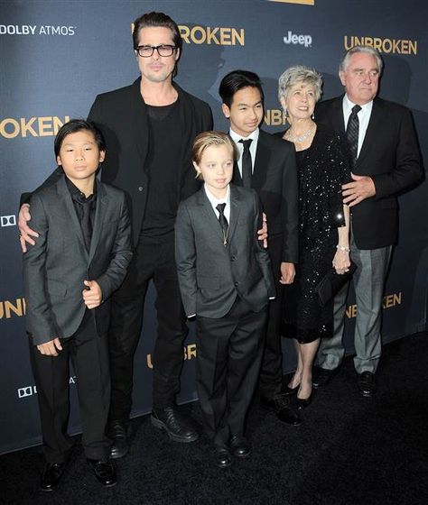 I love how Pax is posing. Doug Pitt, Brad Pitt Kids, Pregnant Man, Shiloh Jolie-pitt, Shiloh Jolie, Brad And Angelina, Jolie Pitt, Wow Video, Celebrity Dads