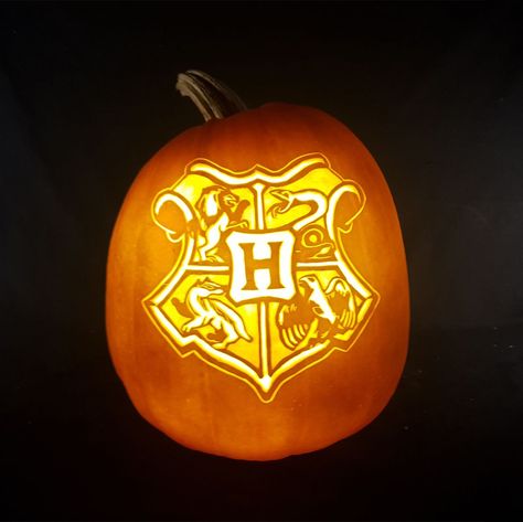 HARRY POTTER PUMPKIN STENCILS Harry Potter Pumpkin Carving Ideas, Hogwarts Pumpkin, Pumpkin Carving Templates Easy, Harry Potter Pumpkin Carving, Pumpkin Carving Ideas Easy, Harry Potter Lumos, Harry Potter Pumpkin, Pumpkin Stencils Free, Pumpkin Carving Stencils Free