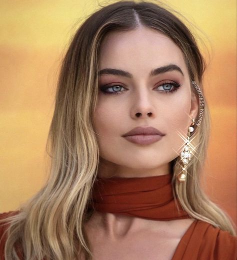 Margot Robbie Makeup, Margot Robbie Hair, Jennifer Aniston Hair, Stunning Eyes, Hair Color Balayage, Hair Color Trends, Margot Robbie, Beautiful Eyes, Bridal Makeup