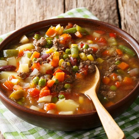 This easy hamburger soup is loaded with ground beef and vegetables. Make it in the slow cooker or in about a half hour! #beef #soup #vegetables #healthy Pumpkin Hamburger, Leek And Bacon Soup, Easy Vegetable Beef Soup, Hamburger Soup Recipe, Easy Hamburger Soup, Savory Pumpkin, Vegetable Soup Healthy, Beef Soup Recipes, Soup With Ground Beef